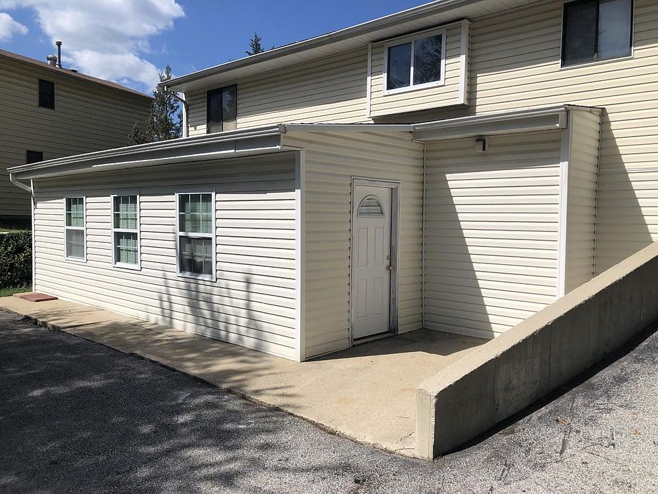 Lower unit with lots of windows and natural light.