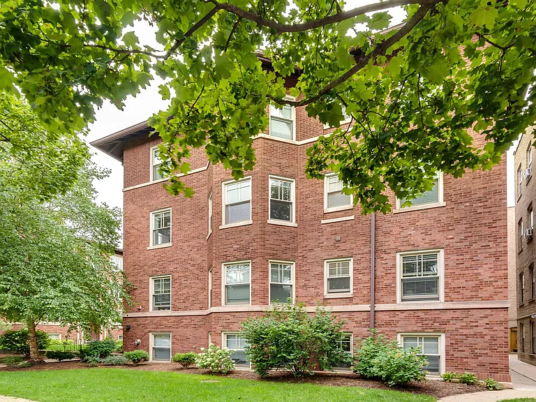 Hinman Court Condos — Photo 8