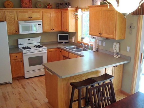 Kitchen with breakfast bar