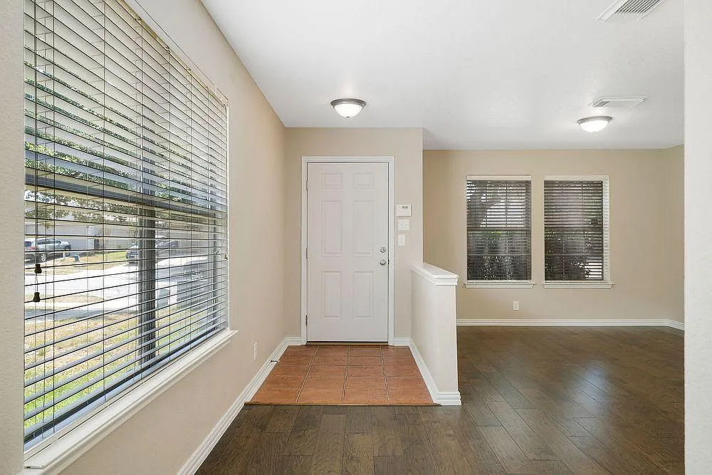 136 Longhorn Way — Photo 3