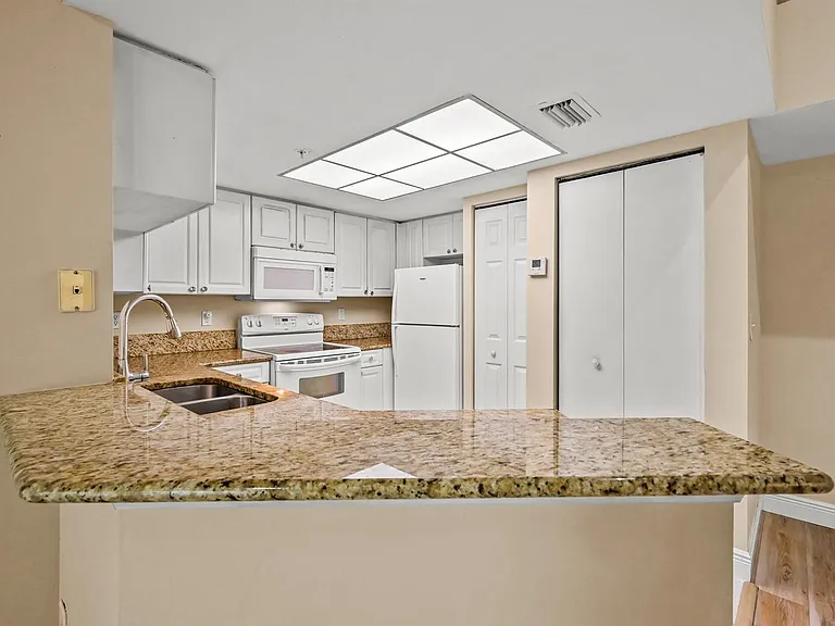 1100 Crestwood Ct S #1109 — Photo 10