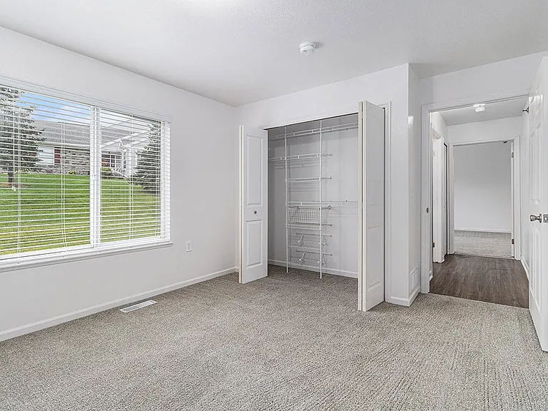 Autumn Lakes Apartments and Townhomes — Photo 32