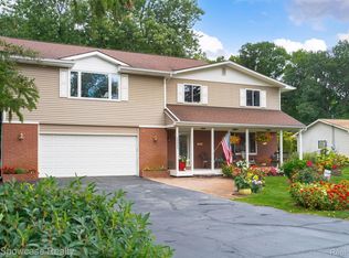 10040 Burgess Ct, White Lake, MI 48386