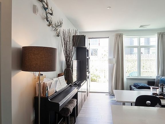 4th image of 180 Telford St #206