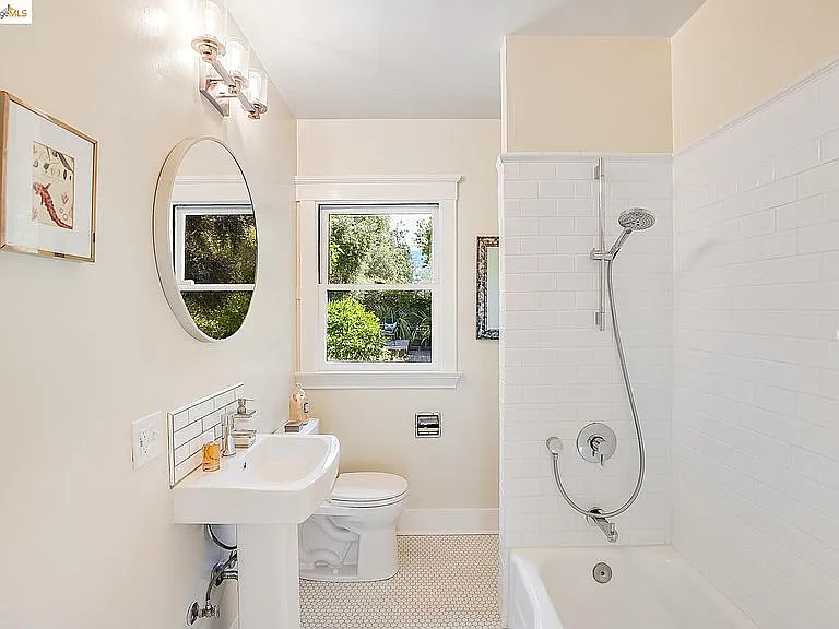 2520 Hearst Ave — Photo 11
