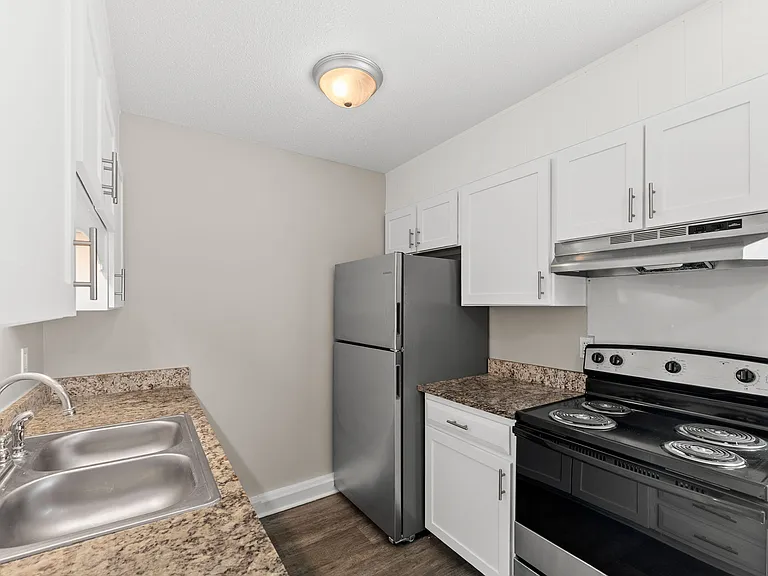 Country Club Apartments — Photo 26