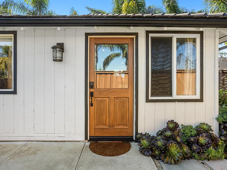 Los Cerritos Ln — Photo 24