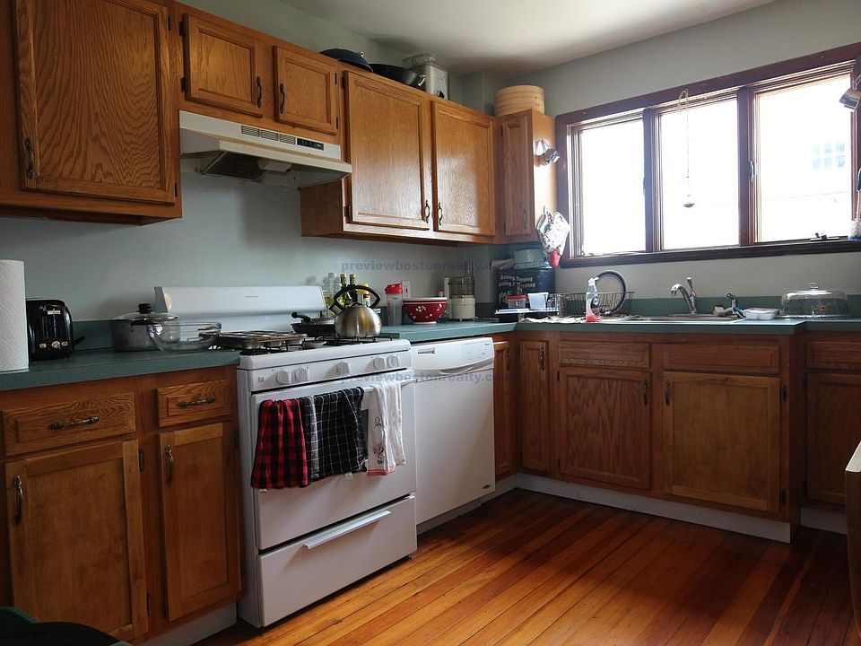 2nd image of 66 Falkland St #11