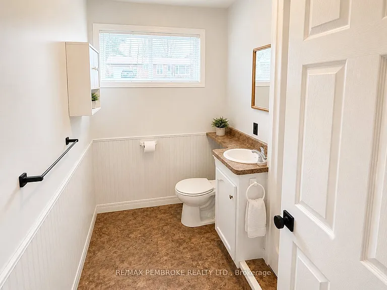 58 Selkirk St — Photo 17