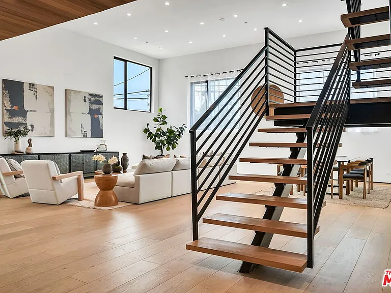 611 Broadway St — Photo 16