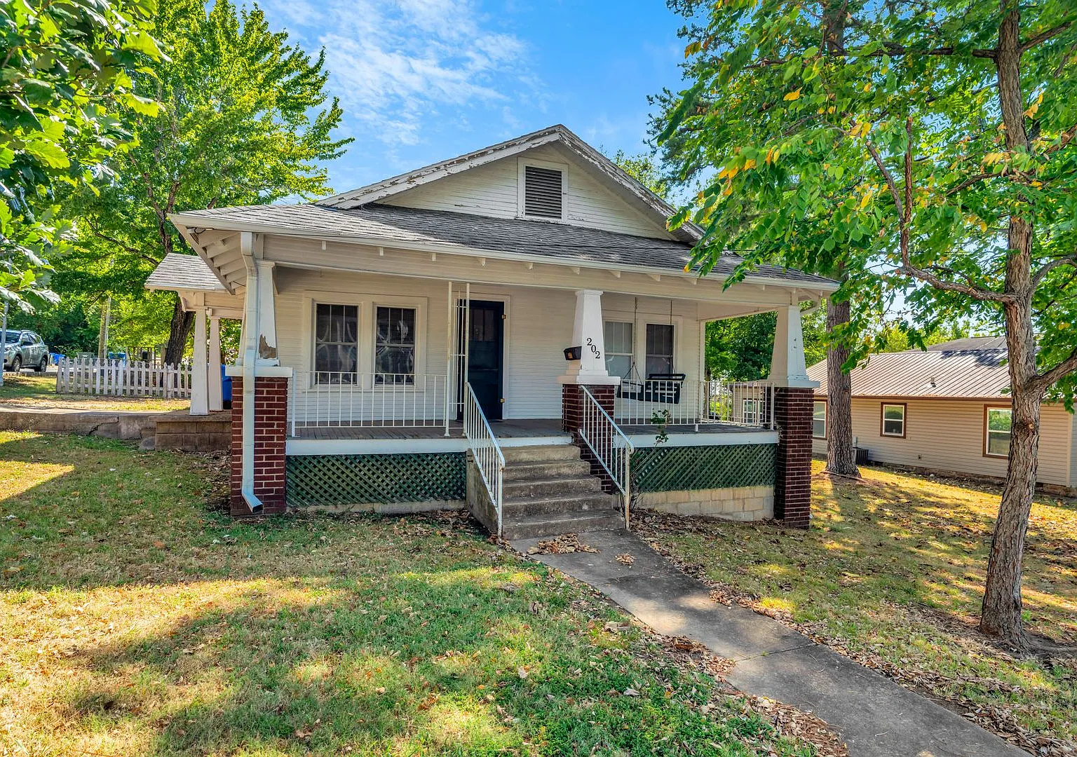 Cute 2 Bed 1 Bath in PRIME Location! — Photo 1