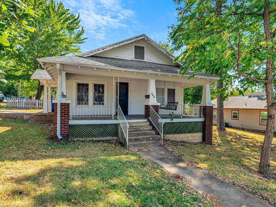 202 S School Ave