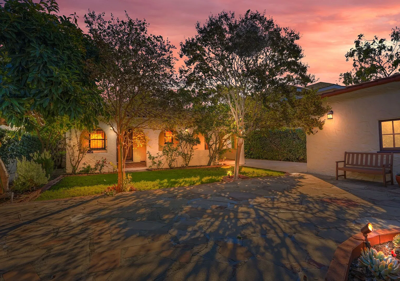 Fabulous Romantic 1920s Spanish Gem 2 bed 1.5 bath with Spacious outdoor spaces in Larchmont Vill... — Photo 4