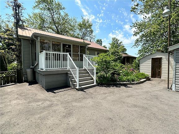 3rd image of 2592 Lakeshore Rd