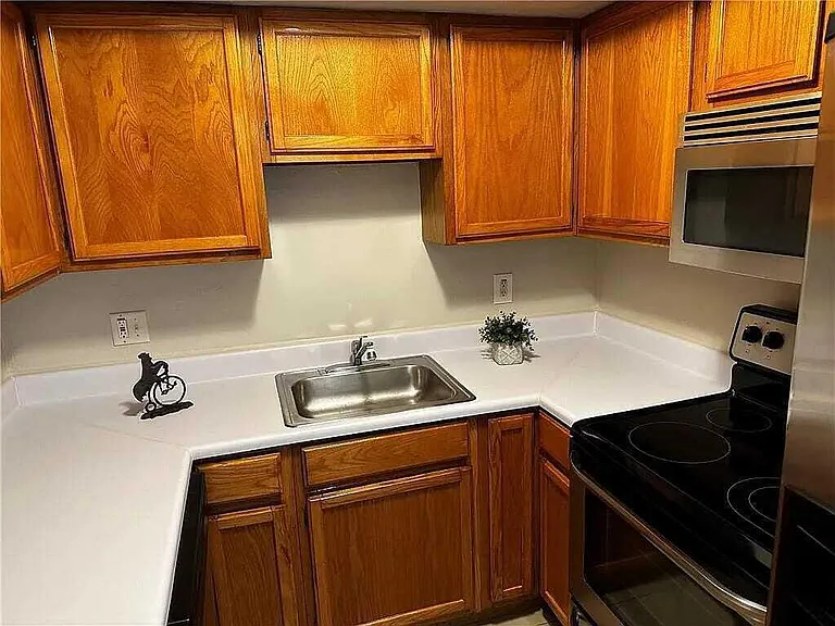 105 S Riverside Dr #303 — Photo 23