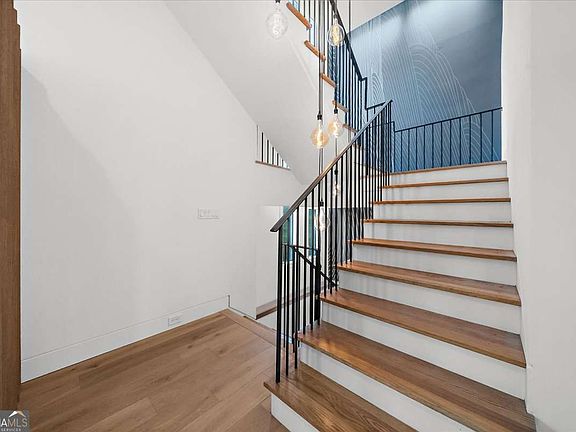 2nd image of 942 Peachtree Battle Cir NW