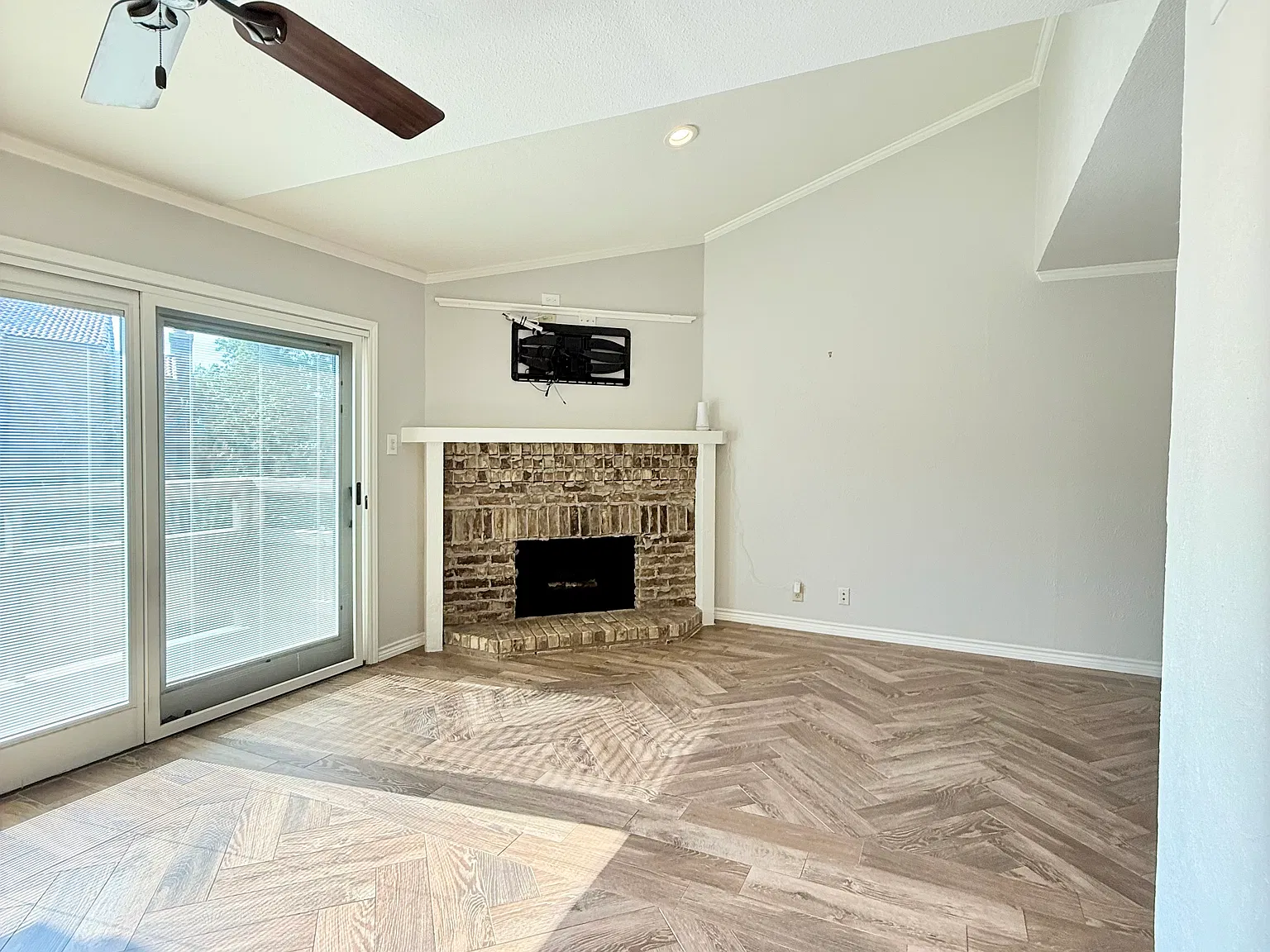 1 bed, 1.5 bath, 837 sqft, $1,900 — Photo 4
