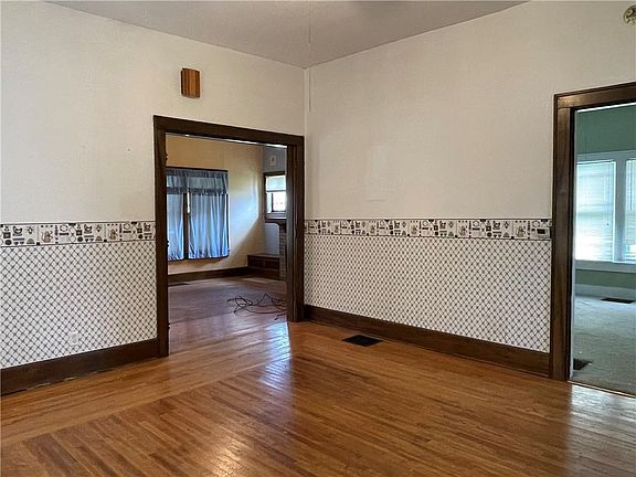5th image of 505 E Main St