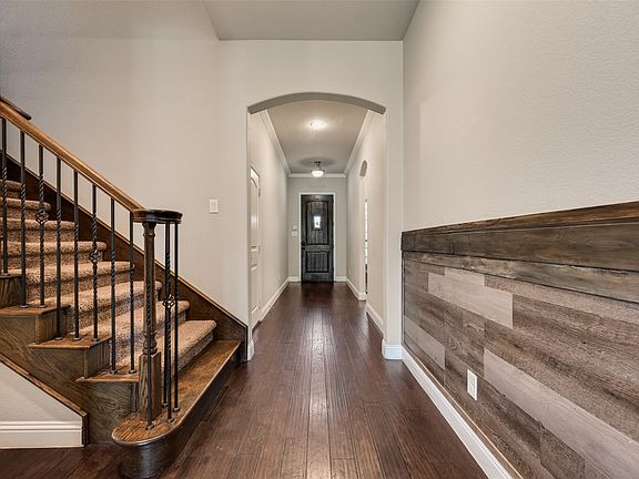 4th image of 320 Hogue Ln