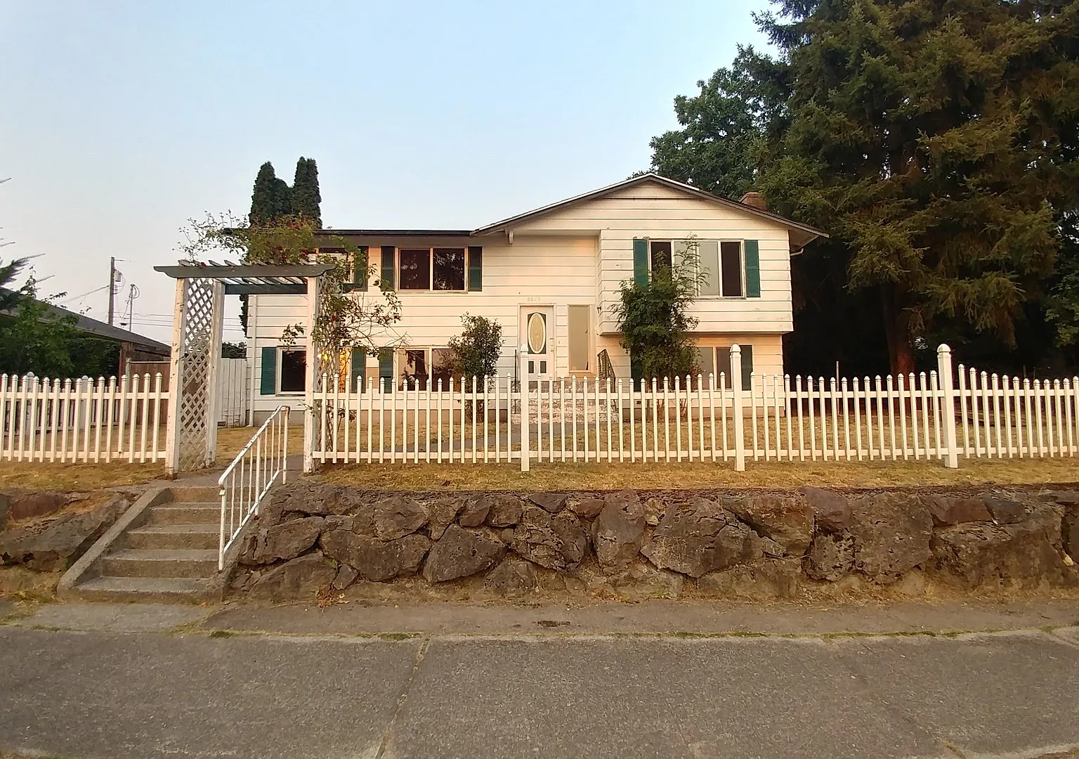 HUGE 6 Bedroom House! 2 Kitchens and 4 Separate Entrances Fully Fenced Yard and Pets Welcome — Photo 1
