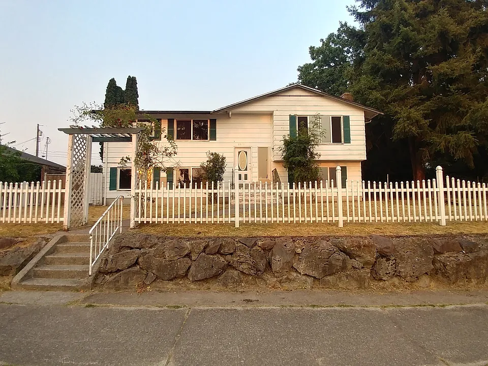 8629 Yakima Ave