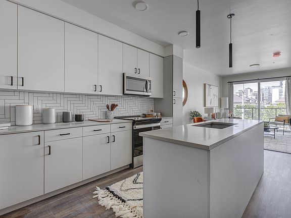 4th image of 611 S Main St #701