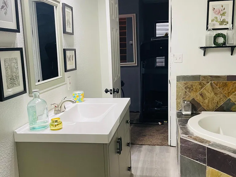 Basement bathroom /with jet tub