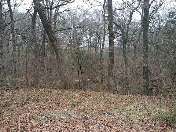 2nd image of 961 Shawnee Trl