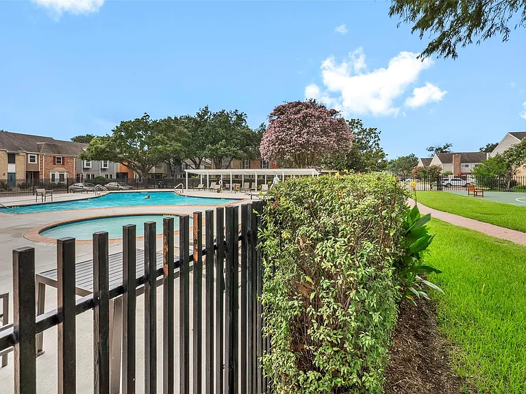 1553 W Sam Houston Pkwy S — Photo 39