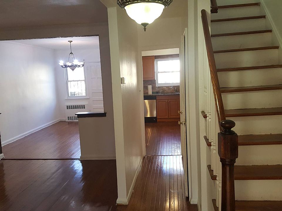 2nd image of 952 E 53rd St