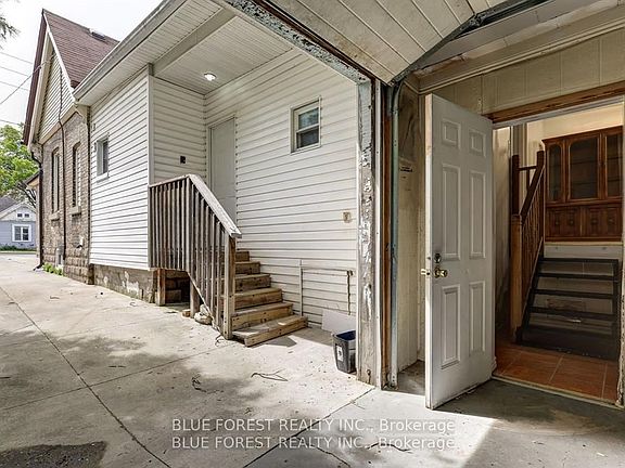 3rd image of 36 Adelaide St S