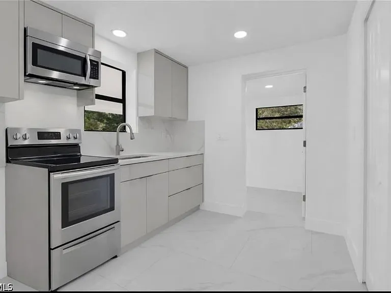 356 New York Dr — Photo 9