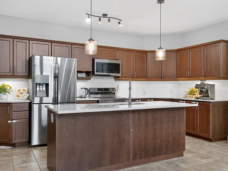 2200 Dogwood Cres — Photo 10