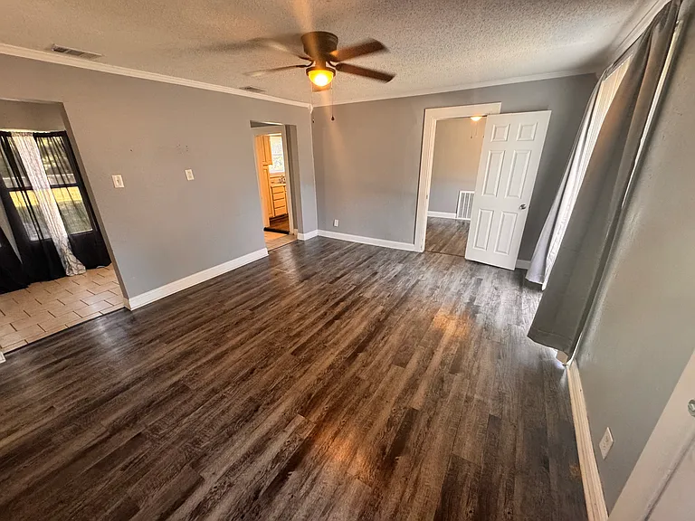 130 W Avenue D — Photo 4