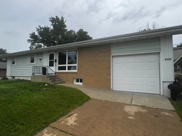425 11th Ave NE, Minot, ND 58703