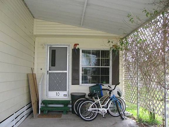 Carport, entrance