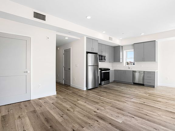 5th image of 3308 Mentone Ave #401