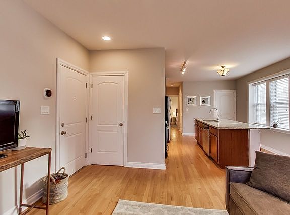 4th image of 2243 W Ainslie St #1