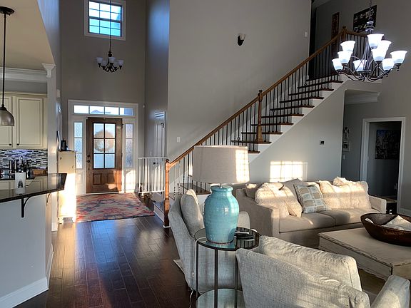 3rd image of 100 Camilla Ln