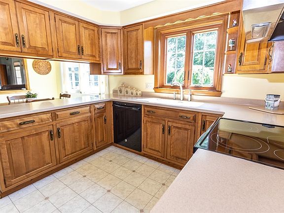 3rd image of 36 Laurelcrest Dr