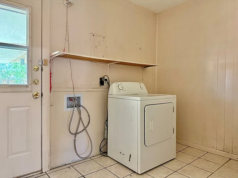 112 S Eisenhower Dr — Photo 16
