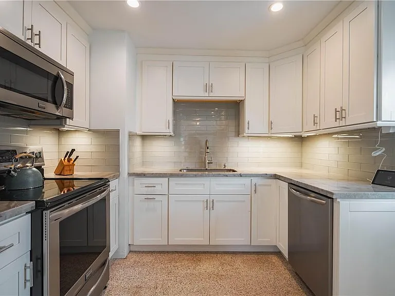 240 NE 25th Ave — Photo 7