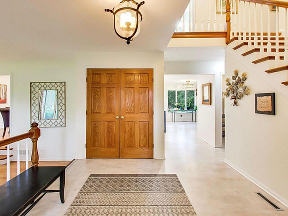 4th image of 515 Grand Meadow Ln