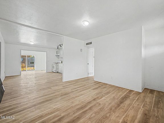 5th image of 1427 E Silverlake Rd