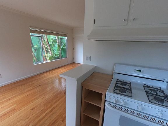 5th image of 2435 N Beachwood Dr #1