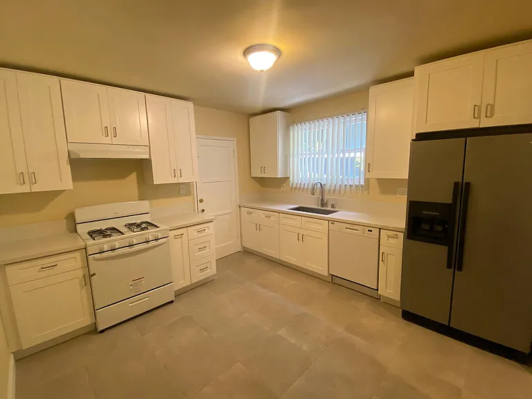 1853 S Beverly Glen Blvd — Photo 7