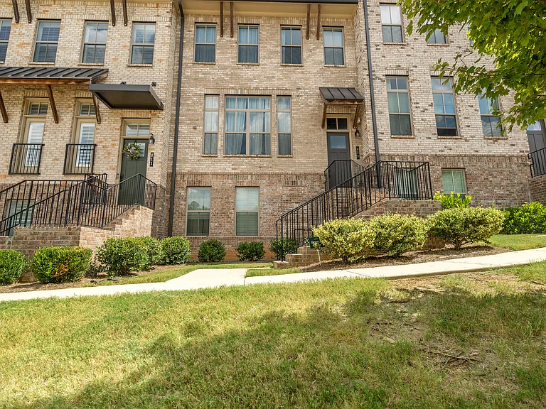 613 Harrington Hls — Photo 34
