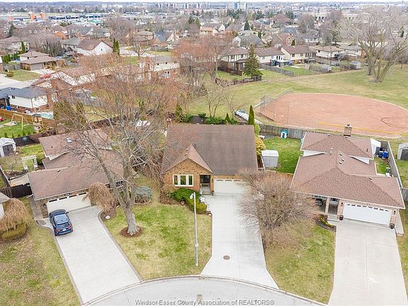 2nd image of 468 Amberly Cres