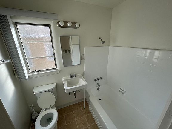 5th image of 302 N Louise St #8