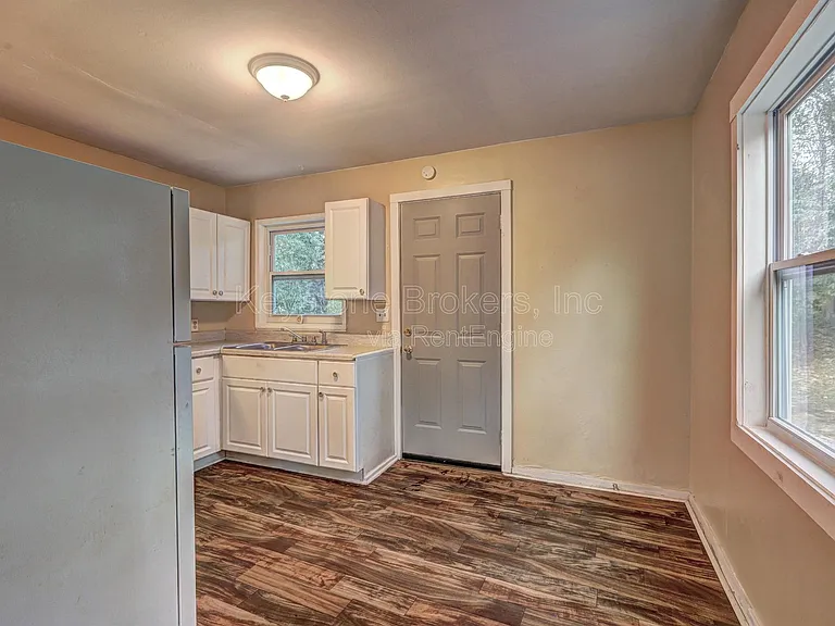 2477 Thrasher Ave — Photo 6